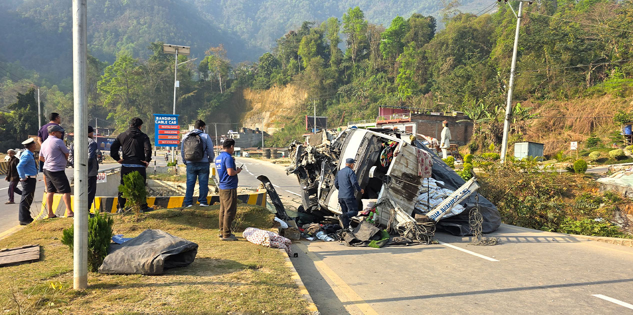बन्दीपुरमा ट्रक पल्टिँदा दुई जना घाइते