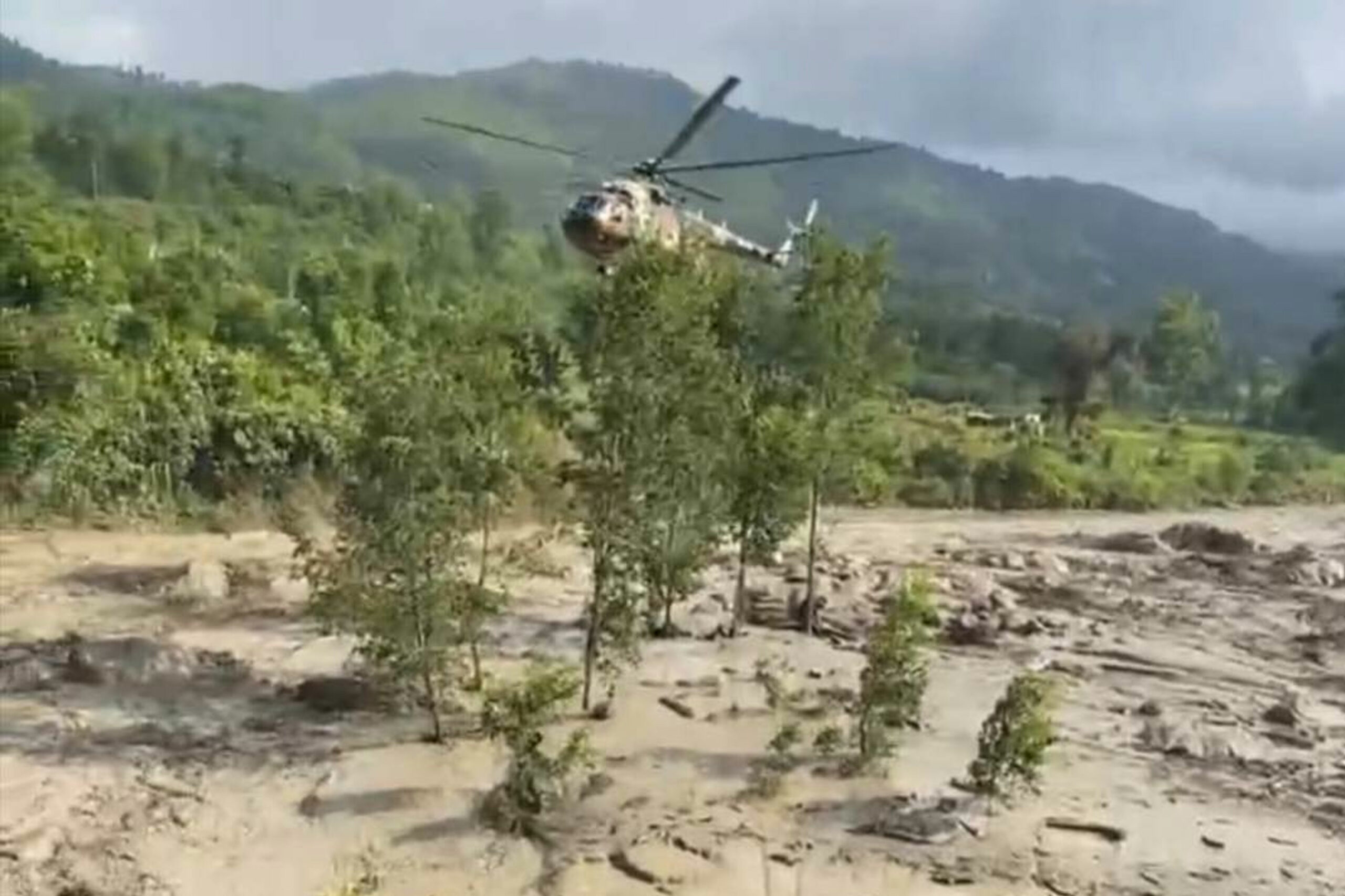 त्रिशूली नदीमा फसेका दुई जनाको हेलिकोप्टरमार्फत उद्धार
