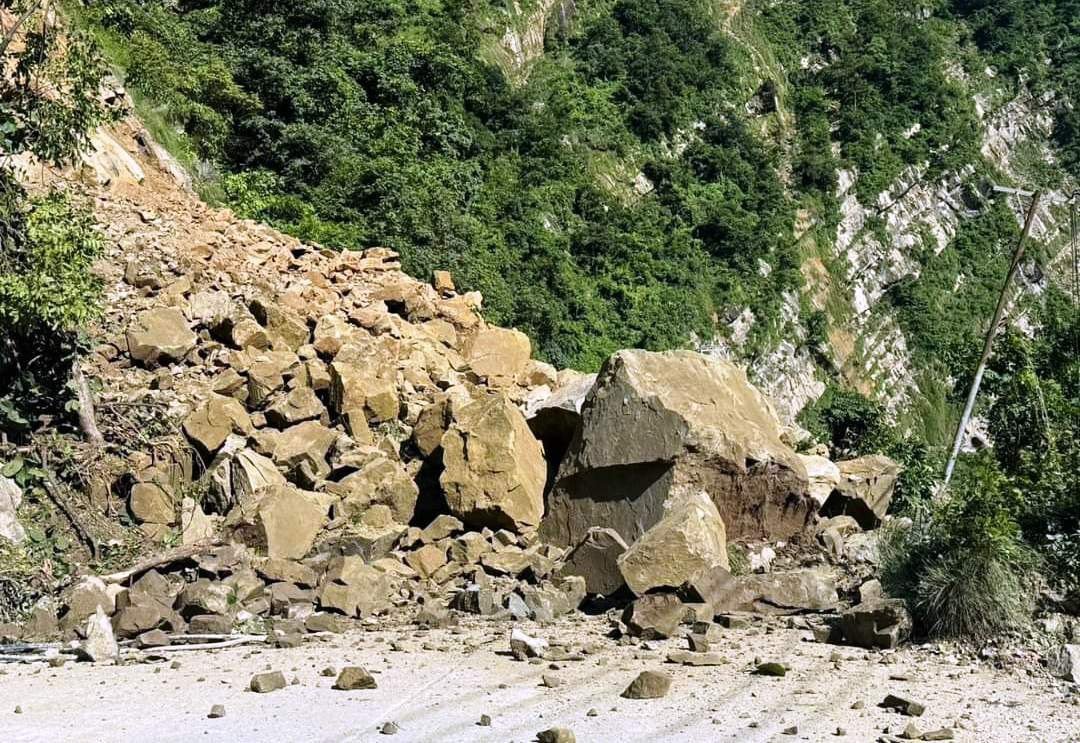 मकवानपुरमा ढुङ्गा झर्दा त्रिभुवन राजपथ अवरुद्ध