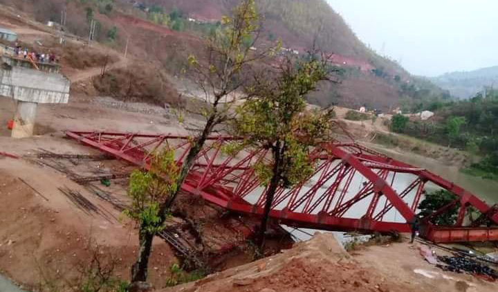 त्रिशूलीमा बन्दै गरेको पुल भत्कियो