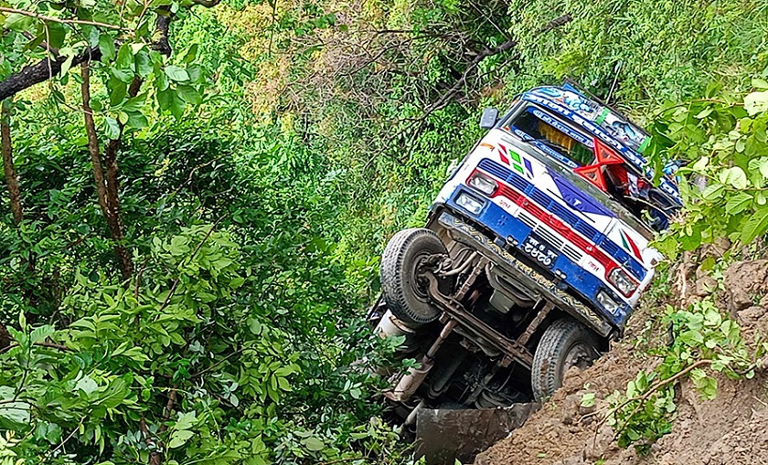 दाङमा ट्रक दुर्घटना हुँदा दुई यात्रु घाइते