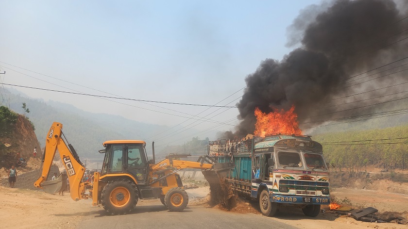 धादिङमा गुड्दै गरेको ट्रकमा आगलागी