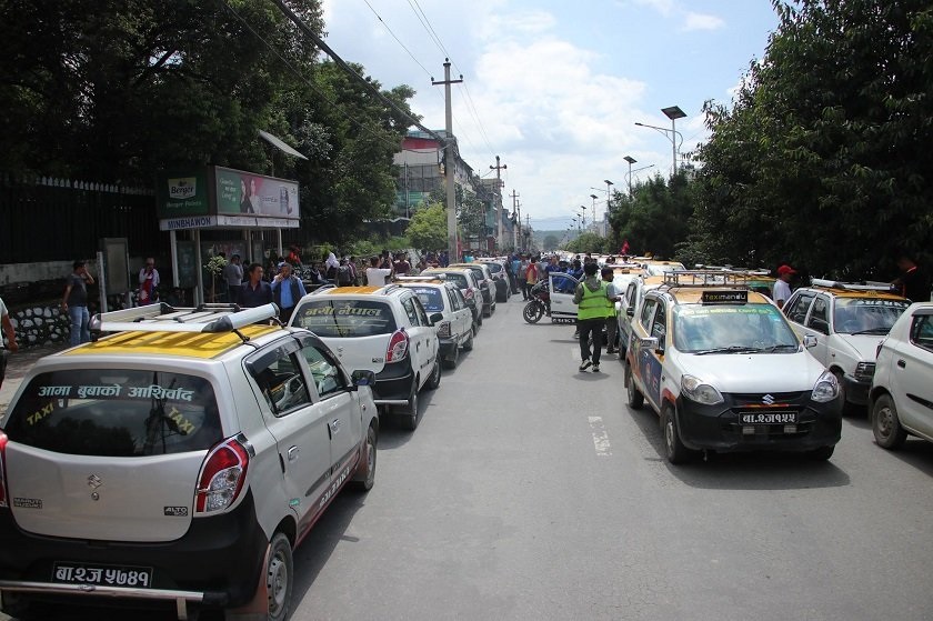 भारतीय गाडीलाई निषेध गर्न माग गर्दै ट्याक्सी चालक आन्दोलित