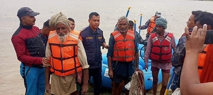 सोमबार रातिदेखि बाढीमा फसेका चार जनाको सकुशल उद्धार