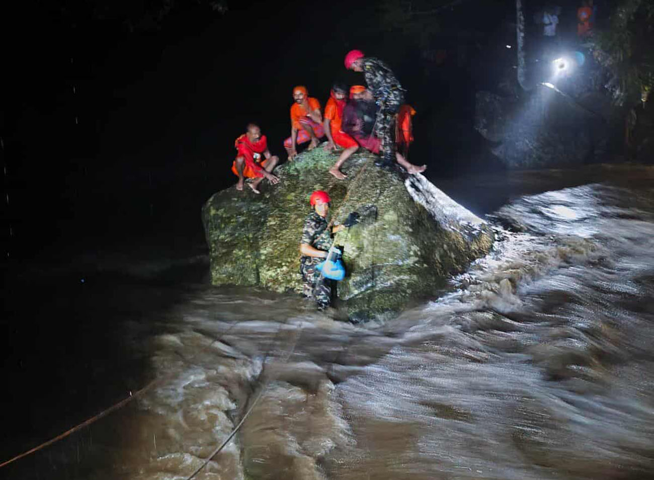 सुन्दरीजल खोलामा फसेका चार भारतीयसहित पाँचजनाको उद्धार