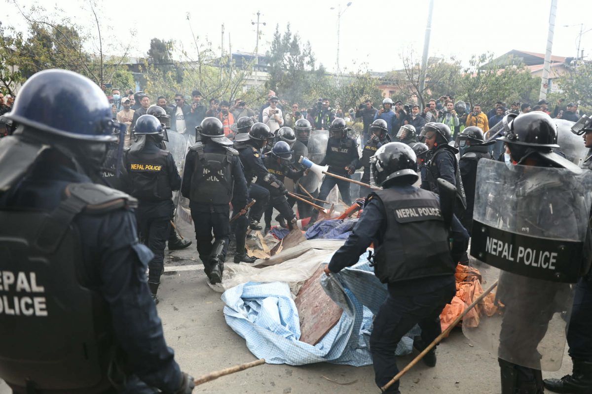 एमालेको प्रदर्शनमा प्रहरीको हस्तक्षेप