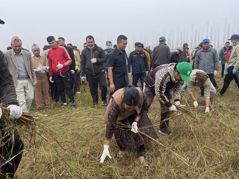 निर्माणाधीन गौतम बुद्ध रंगशालामा महानगरद्वारा सरसफाइ सुरु,मेयर दाहालले गरिन सुरूवात