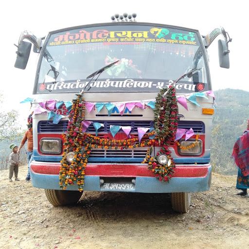 पहिलो पटक गाउँमा बस पुग्दा फुलमालाले स्वागत : सञ्चालनमा समस्या