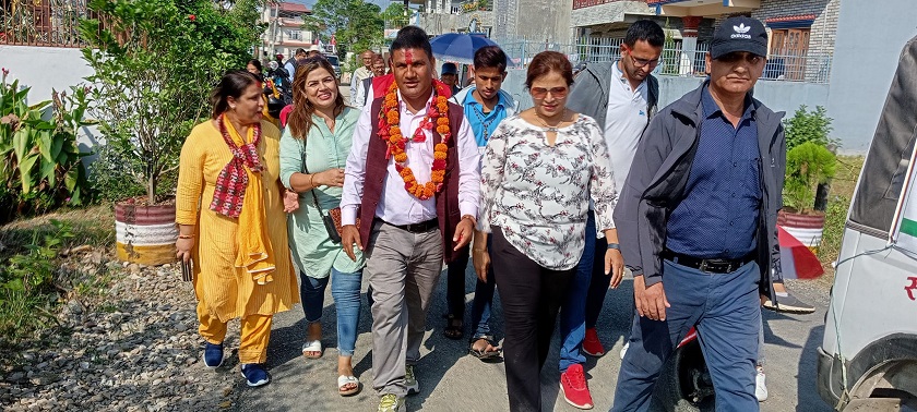 टोल-टोलमा पुगेर मतदातालाई धन्यवाद दिँदै गुनासो सुन्दै सांसद जोशी