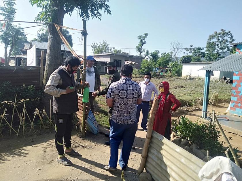 कोराना असर : वडाअध्यक्ष टोलटोलमा पुगि सुंगुर र बंगुर पालक कृषकलाई बाँडे  फिनेल र साबुन