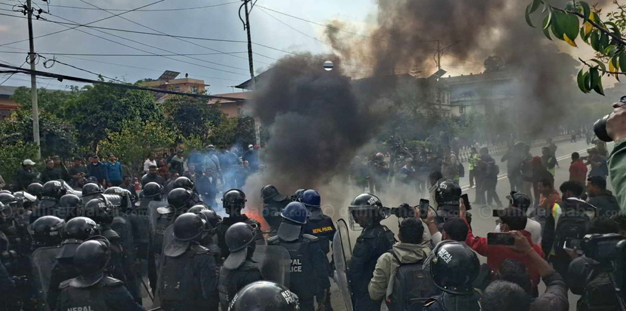 प्रहरीको लाठीचार्जबाट प्रदर्शनकारी घाइते, सिंहदरबार क्षेत्रमा सुरक्षा ‘हाइ अलर्ट'