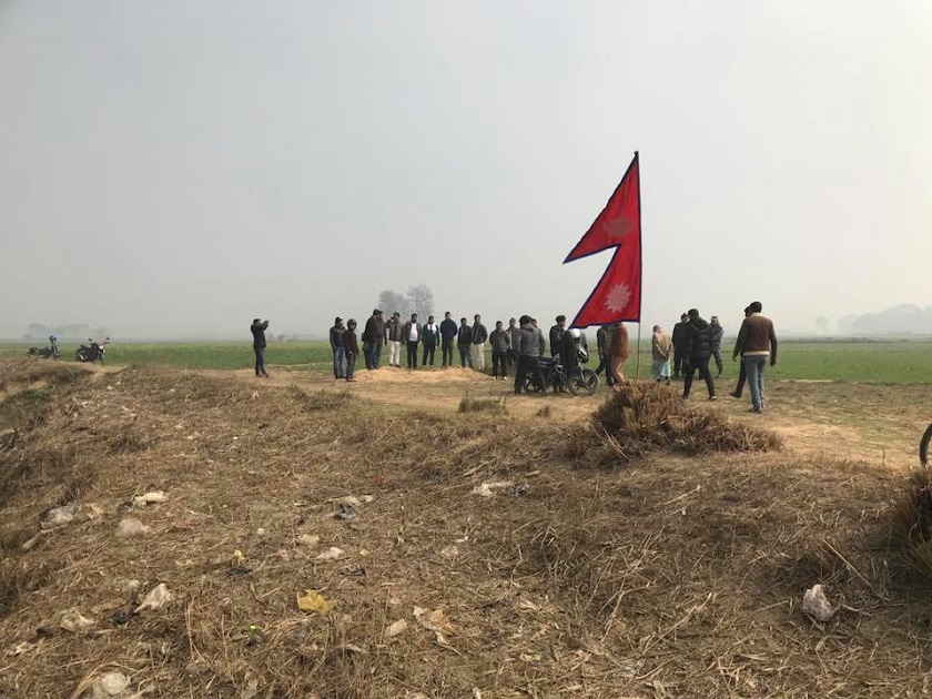 भारतीय सीमामा सुनसरी प्रशासनले राख्यो राष्ट्रिय झण्डा, स्थानीयको स्वागत